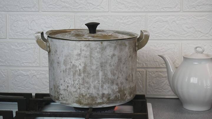 Vì sao không nên nấu ăn bằng nồi nhôm quá lâu năm? vì nồi nhôm cũ có thể gây hại sức khỏe do nhôm từ nồi thôi nhiễm vào thức ăn, nhất là khi nấu các món chua. (Ảnh: Vecteezy)