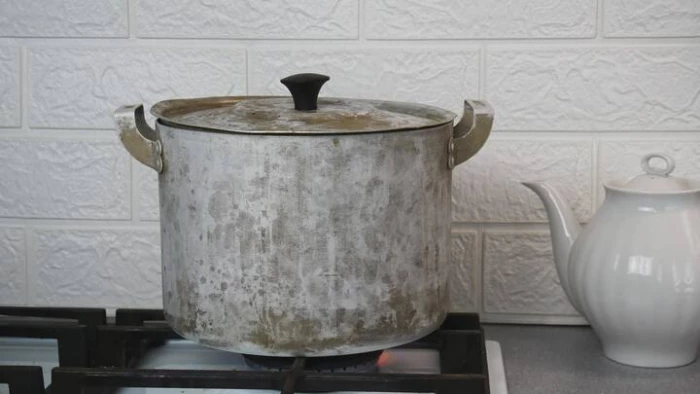 Vì sao không nên nấu ăn bằng nồi nhôm quá lâu năm?