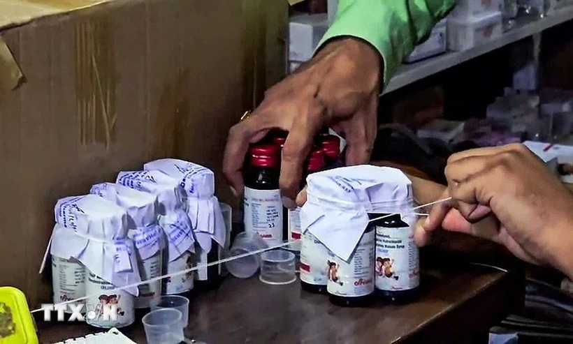 Niêm phong siro ho Coldrif tại công ty Ayush ở Chhindwara, Ấn Độ sau khi 10 trẻ nhỏ tử vong vì sử dụng loại siro này. (Ảnh: ANI/TTXVN)