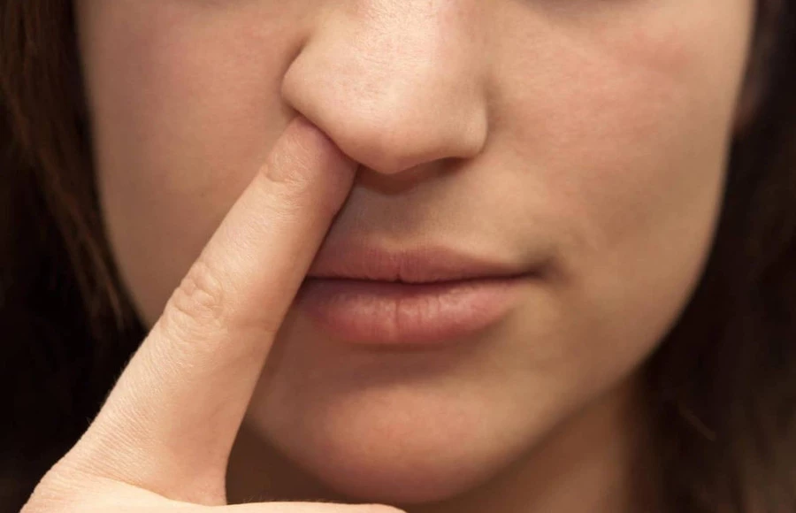 Ngoáy mũi có vẻ là một thói quen nhỏ, nhưng lại tiềm ẩn những nguy cơ về sức khỏe. (Ảnh: ITN)