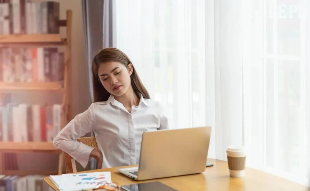 Nghiên cứu cho thấy áp lực lên cột sống thắt lưng khi ngồi lâu lớn hơn khi đứng. (Ảnh: ITN)