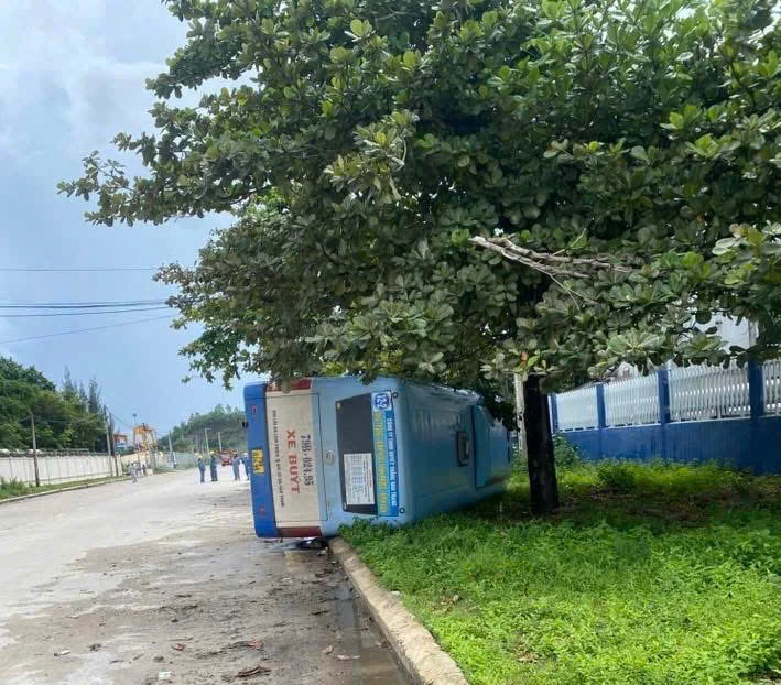 Xe buýt Quyết Thắng bị lật