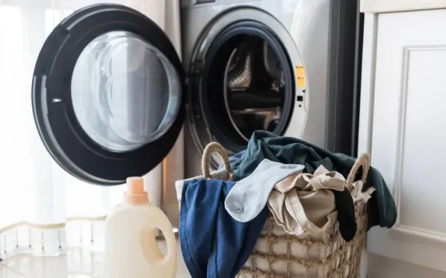 Quên phơi quần áo: Có cần giặt lại không?