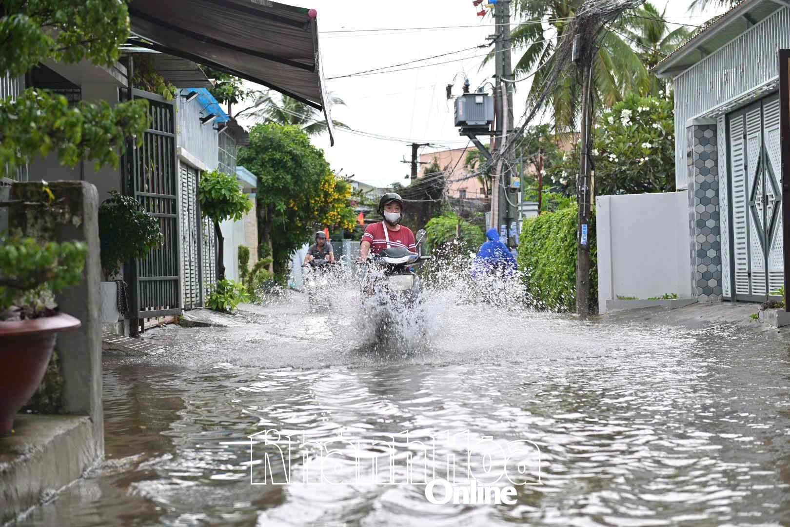 Đường Lương Định Của phường Tây Nha Trang bị ngập cục bộ gây khó khăn cho việc đi lại của người dân