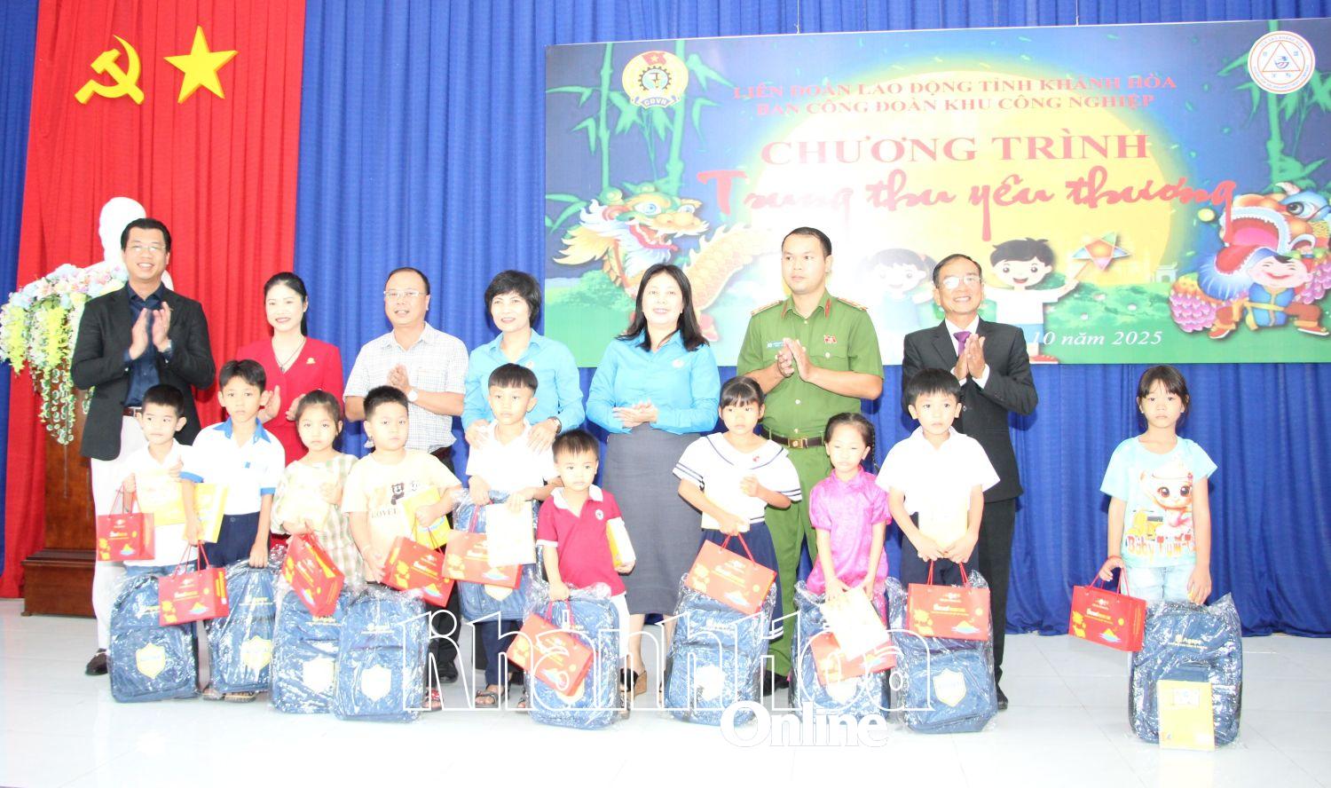 Các đại biểu trao quà trung thu cho con công nhân có hoàn cảnh khó khăn.