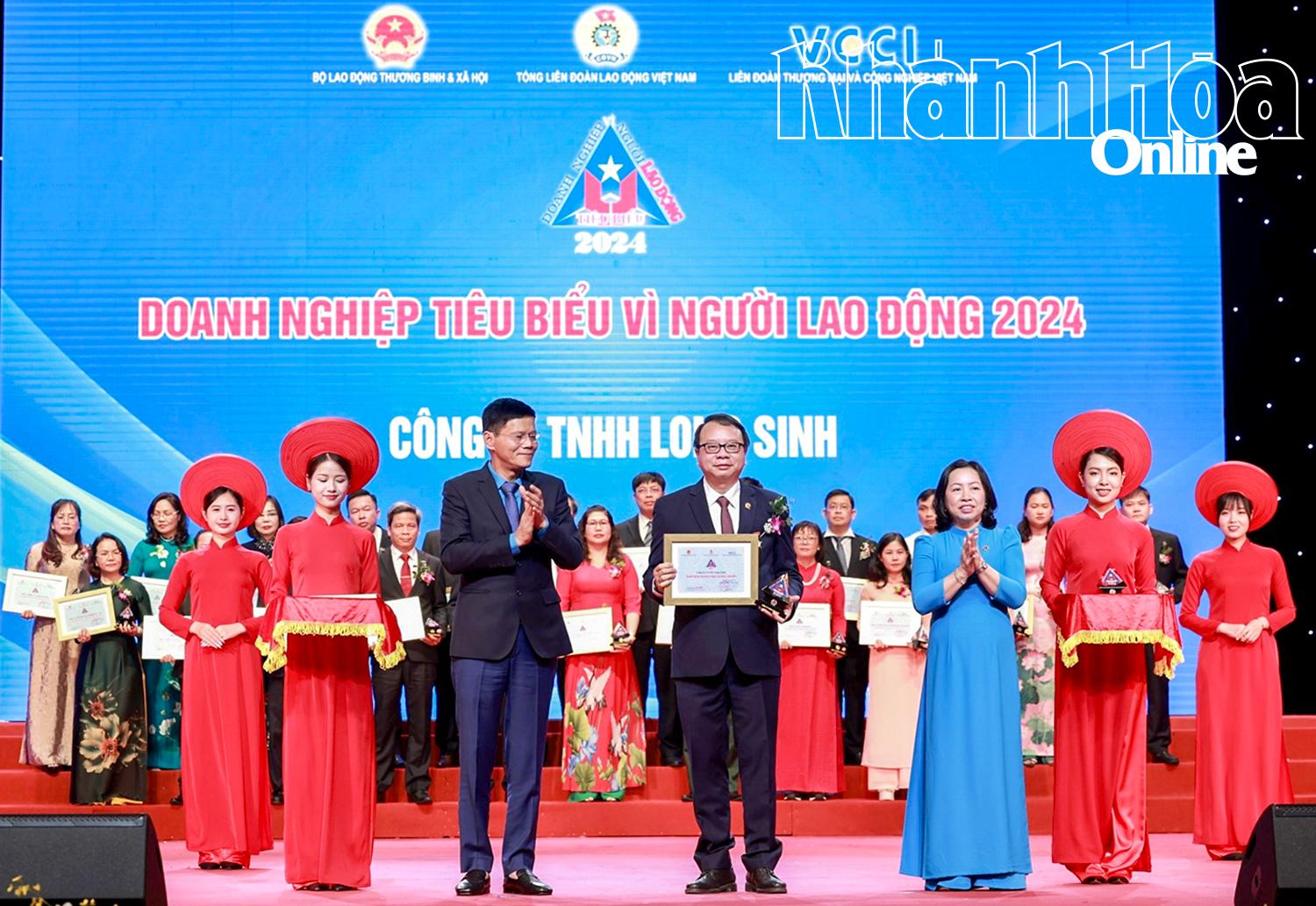 Lãnh đạo Công ty TNHH Long Sinh đón nhận danh hiệu Doanh nghiệp vì người lao động năm 2024.