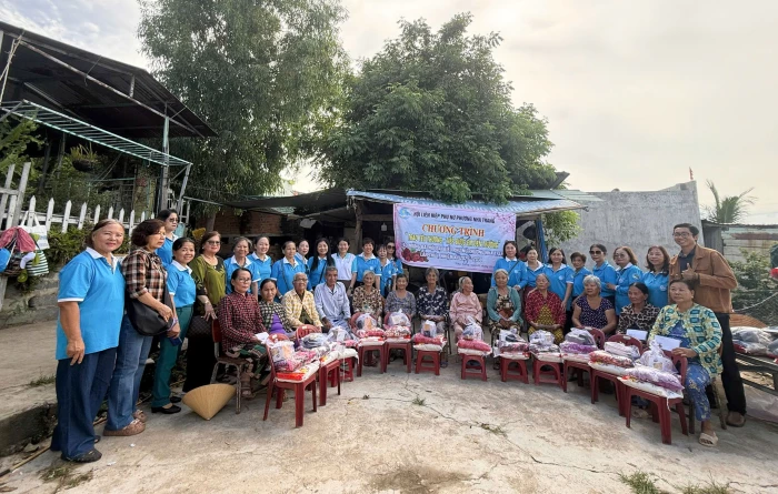 Hội Liên hiệp Phụ nữ phường Nha Trang tổ chức chương trình “Trao yêu thương - Tiếp bước em đến trường”