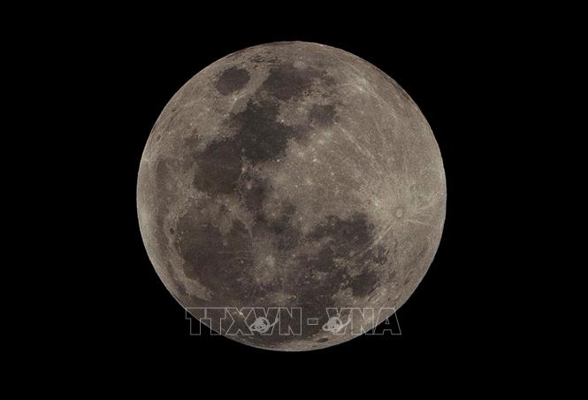 Mặt trăng trên bầu trời nhìn từ Tegucigalpa, Honduras. Ảnh minh họa: THX/TTXVN