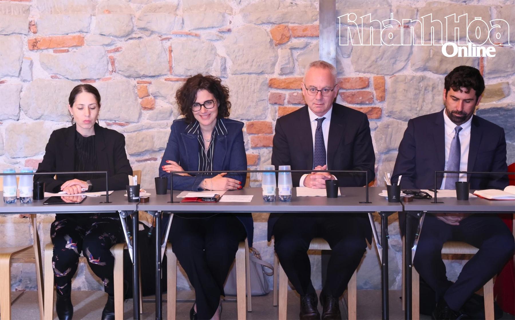 Bà Christelle Luisier Brodard - Chủ tịch Hội đồng bang Vaud cùng các cộng sự tiếp đoàn công tác tỉnh Khánh Hòa.