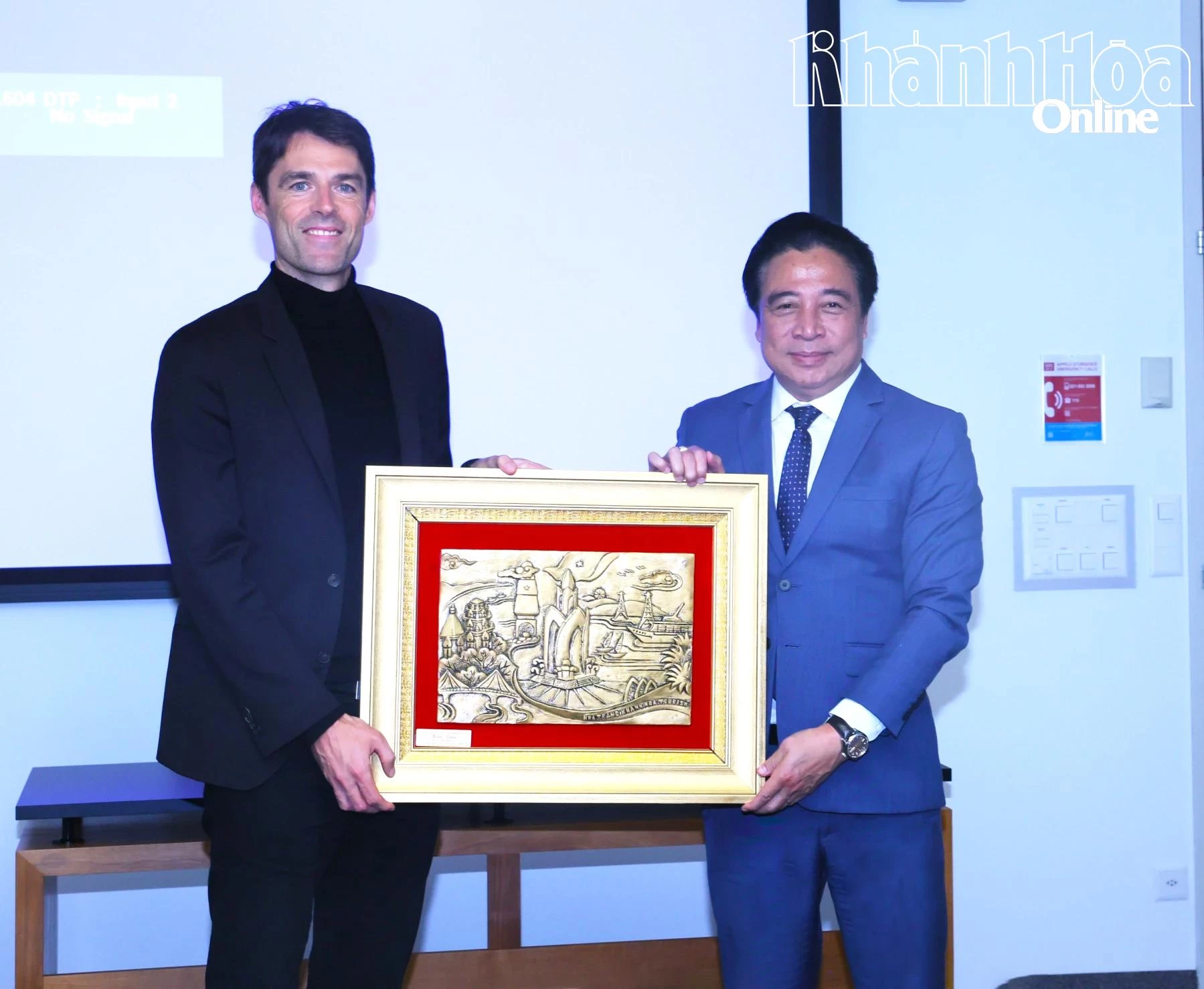 Chủ tịch UBND tỉnh Nguyễn Khắc Toàn tặng quà lưu niệm cho Trường Đại học Lausanne.
