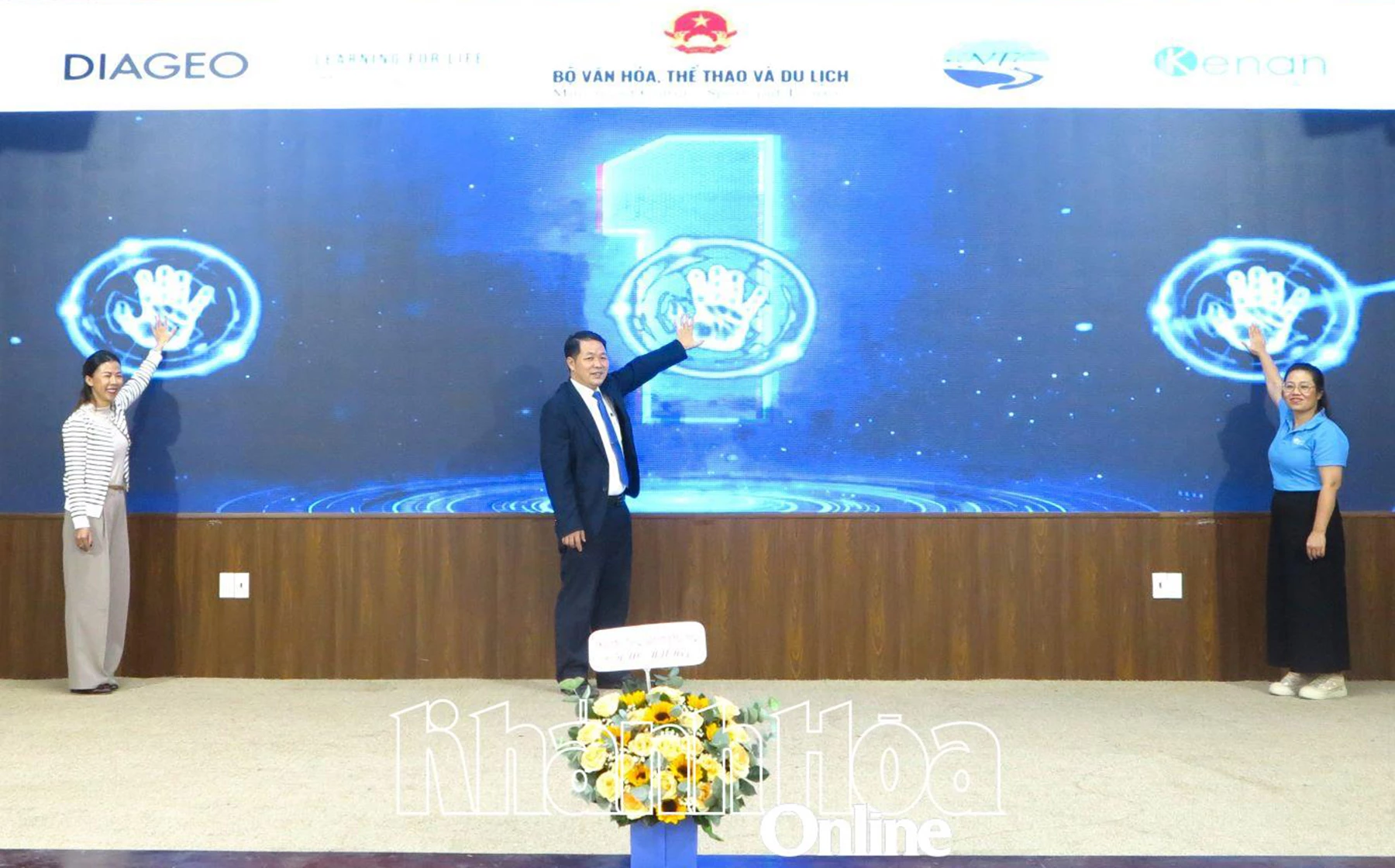 Đại diện các đơn vị thực hiện nghi thức bấm nút khởi động dự án.
