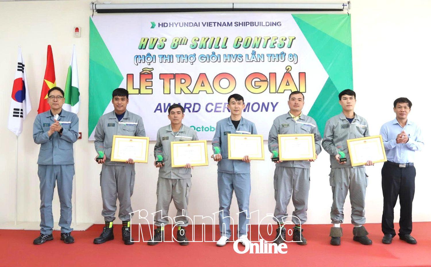 Lãnh đạo Công ty TNHH Đóng tàu HD Hyundai Việt Nam trao giải nhất cho 5 thí sinh xuất sắc.