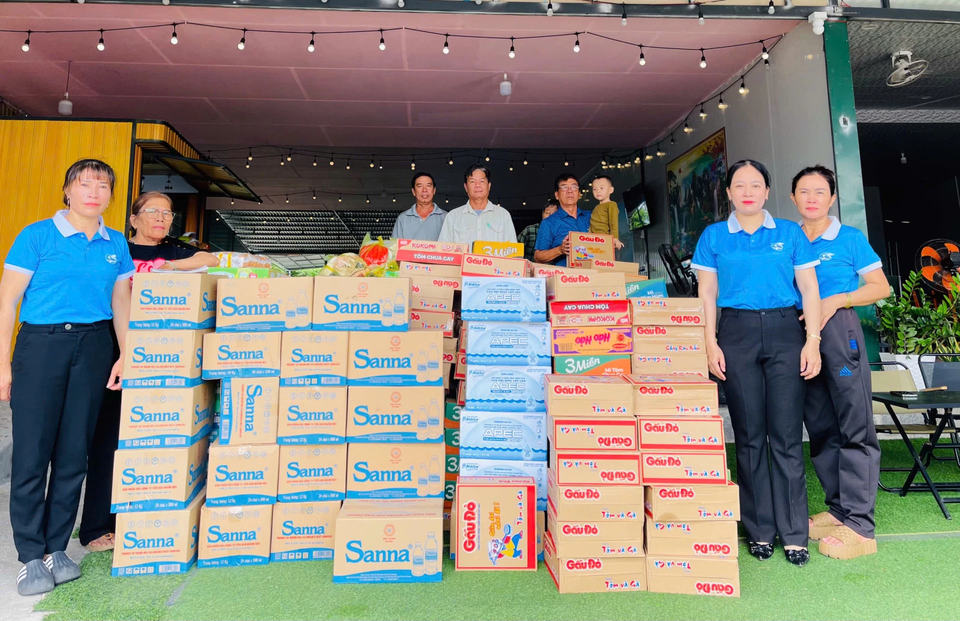 Hội Liên hiệp Phụ nữ phường Bắc Cam Ranh tiếp nhận nhu yếu phẩm do nhân dân ủng hộ.