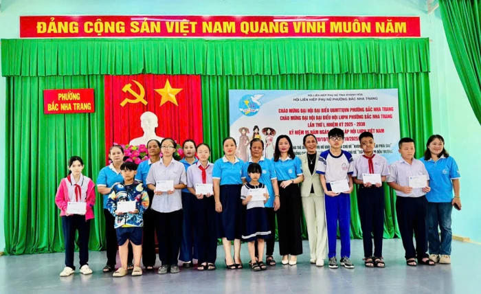 Hội Liên hiệp Phụ nữ phường Bắc Nha Trang tặng thẻ bảo hiểm y tế và học bổng cho phụ nữ, trẻ em có hoàn cảnh khó khăn