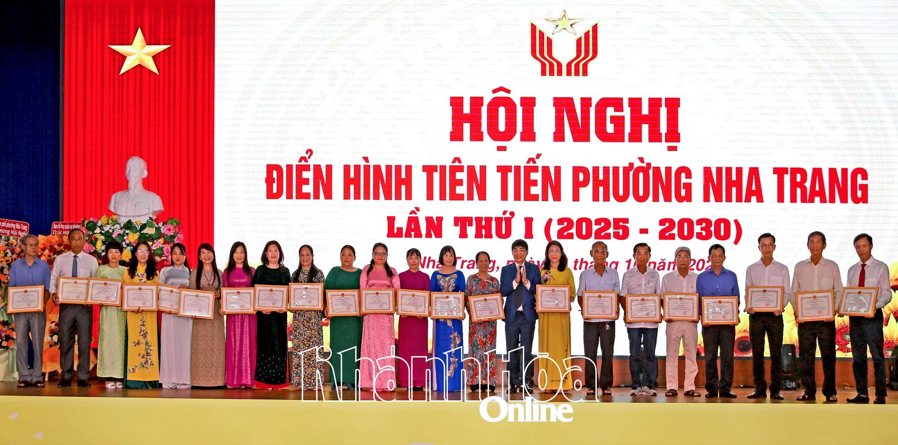 Đồng chí Trần Xuân Tây - Chủ tịch UBND phường Nha Trang trao giấy khen cho các tập thể điển hình tiên tiến.