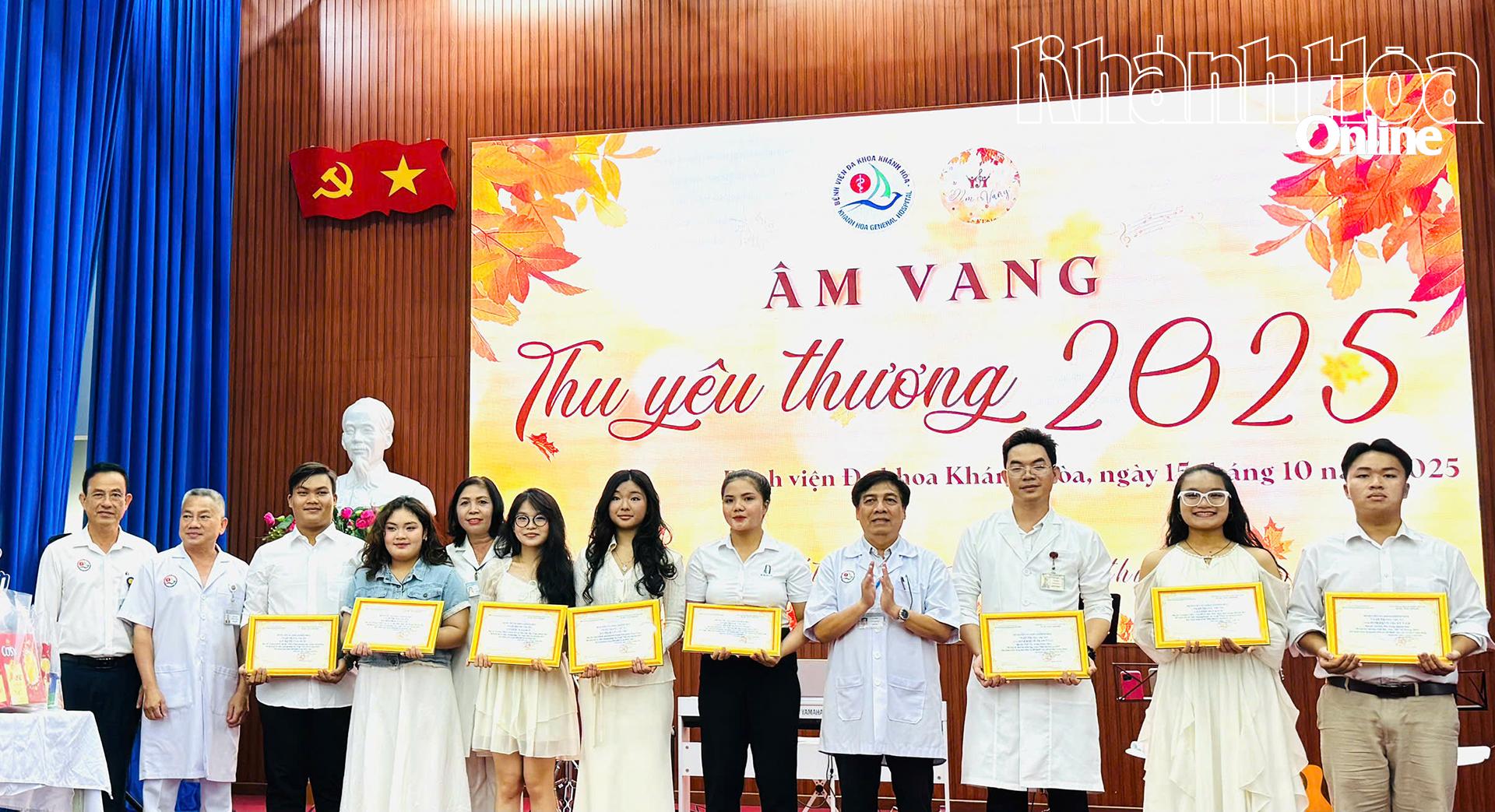 Lãnh đạo Bệnh viện Đa khoa Khánh Hòa trao tặng bảng tri ân đến các mạnh thường quân và nhóm nhạc.