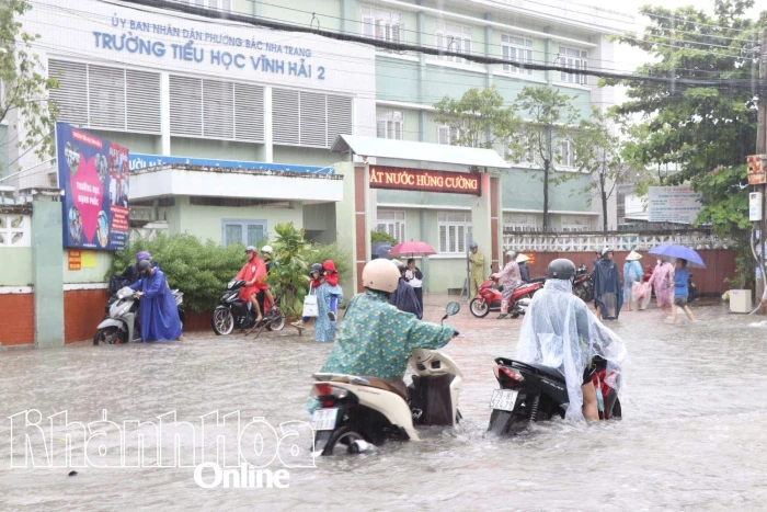 Mưa lớn, các trường chủ động cho học sinh nghỉ học