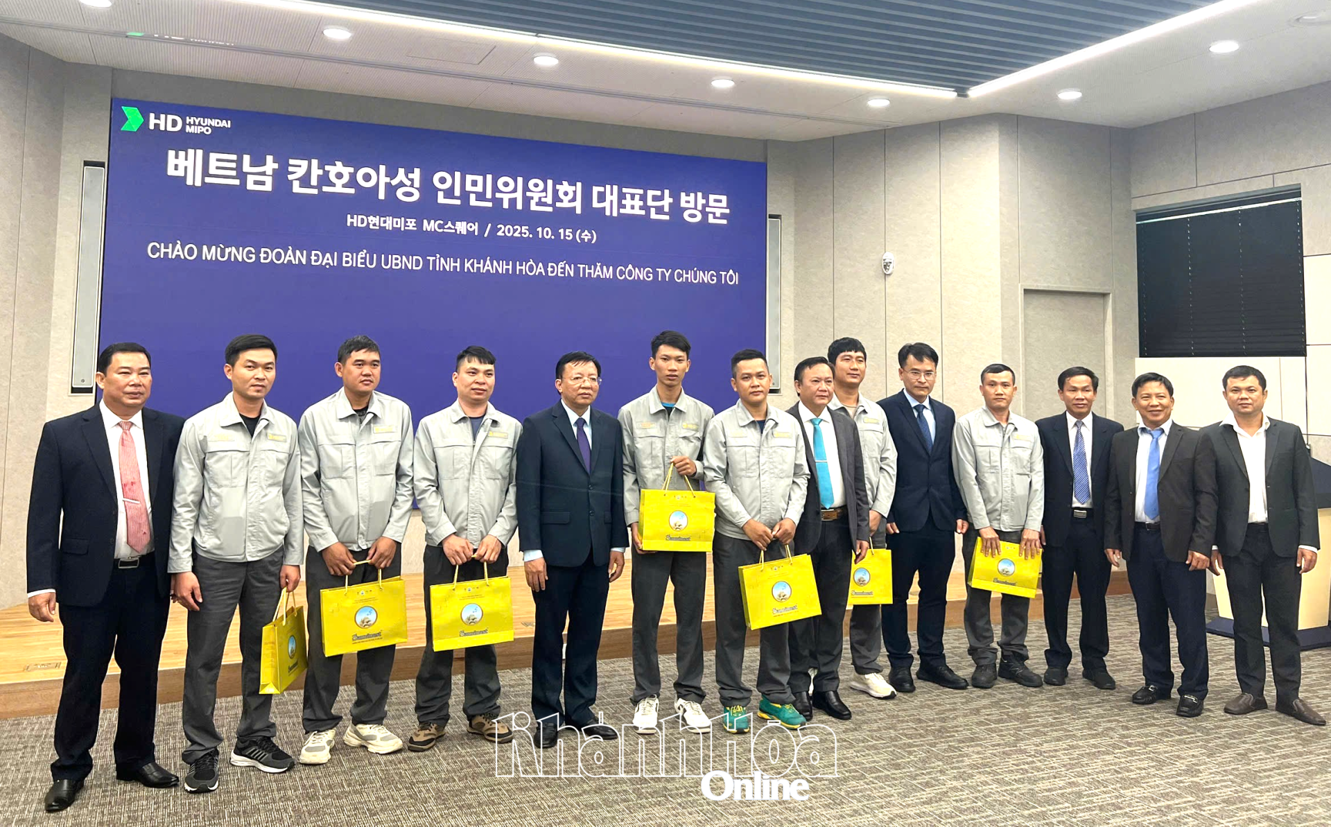 Phó Chủ tịch UBND tỉnh Lê Huyền tặng quà cho người lao động tỉnh Khánh Hòa đang làm việc tại Công ty Đóng tàu HD Hyundai Mipo.