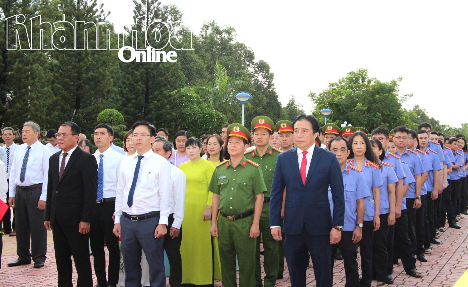 Đồng chí Nguyễn Khắc Toàn và các đại biểu tại lễ dâng hương, dâng hoa. 