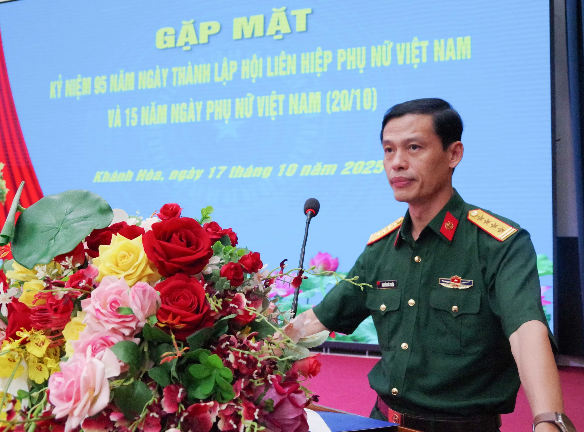 Đại tá Nguyễn Đức Thuận phát biểu chúc mừng các hội viên phụ nữ toàn trường.