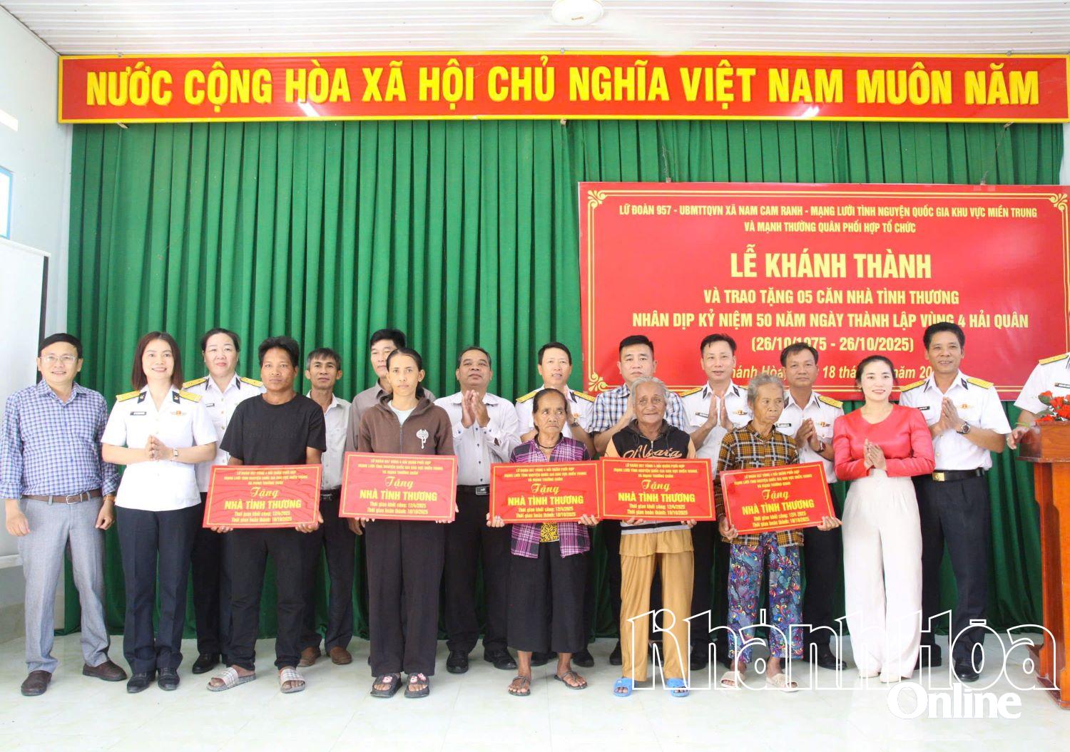 Thử trưởng Vùng 4 và đại diện các đơn vị, chính quyền địa phương trao tượng trưng nhà cho các gia đình