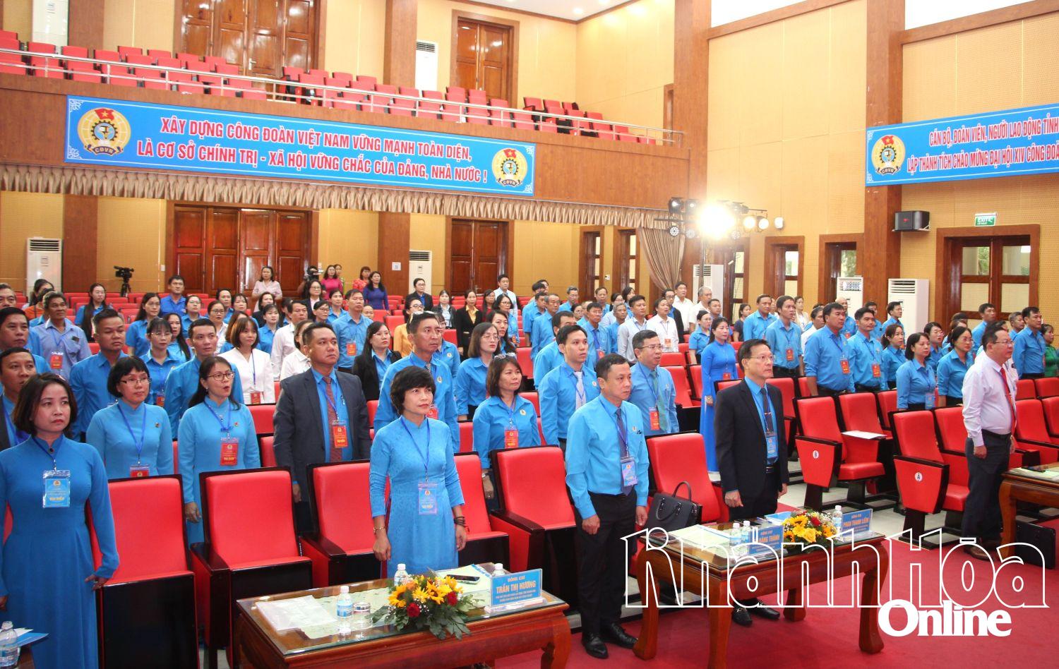 Các đại biểu thực hiện nghi lễ chào cờ.