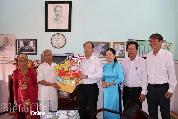 Phó Bí thư Tỉnh ủy, Chủ tịch Ủy ban MTTQ Việt Nam tỉnh Khánh Hòa Nguyễn Khắc Hà thăm, chúc mừng các gia đình người Chăm tiêu biểu nhân dịp Lễ hội Katê 