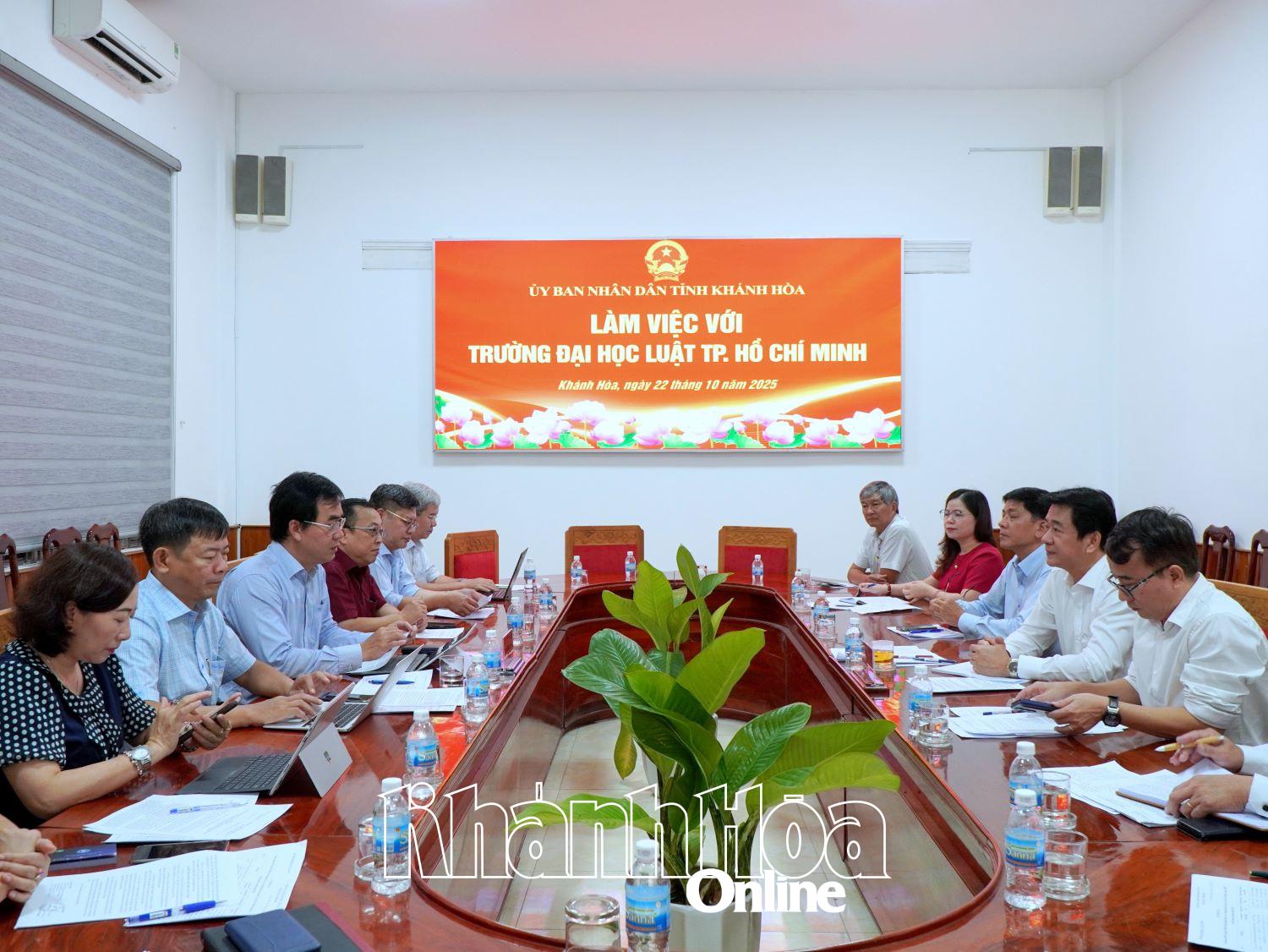 Quang cảnh buổi làm việc. 