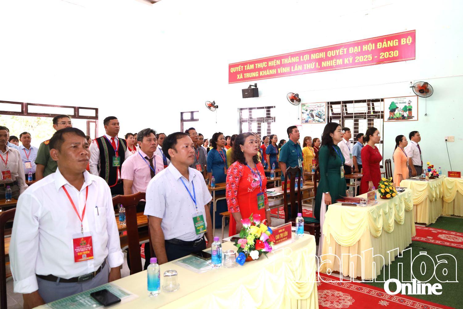 Các đại biểu thực hiện nghi lễ chào cờ.