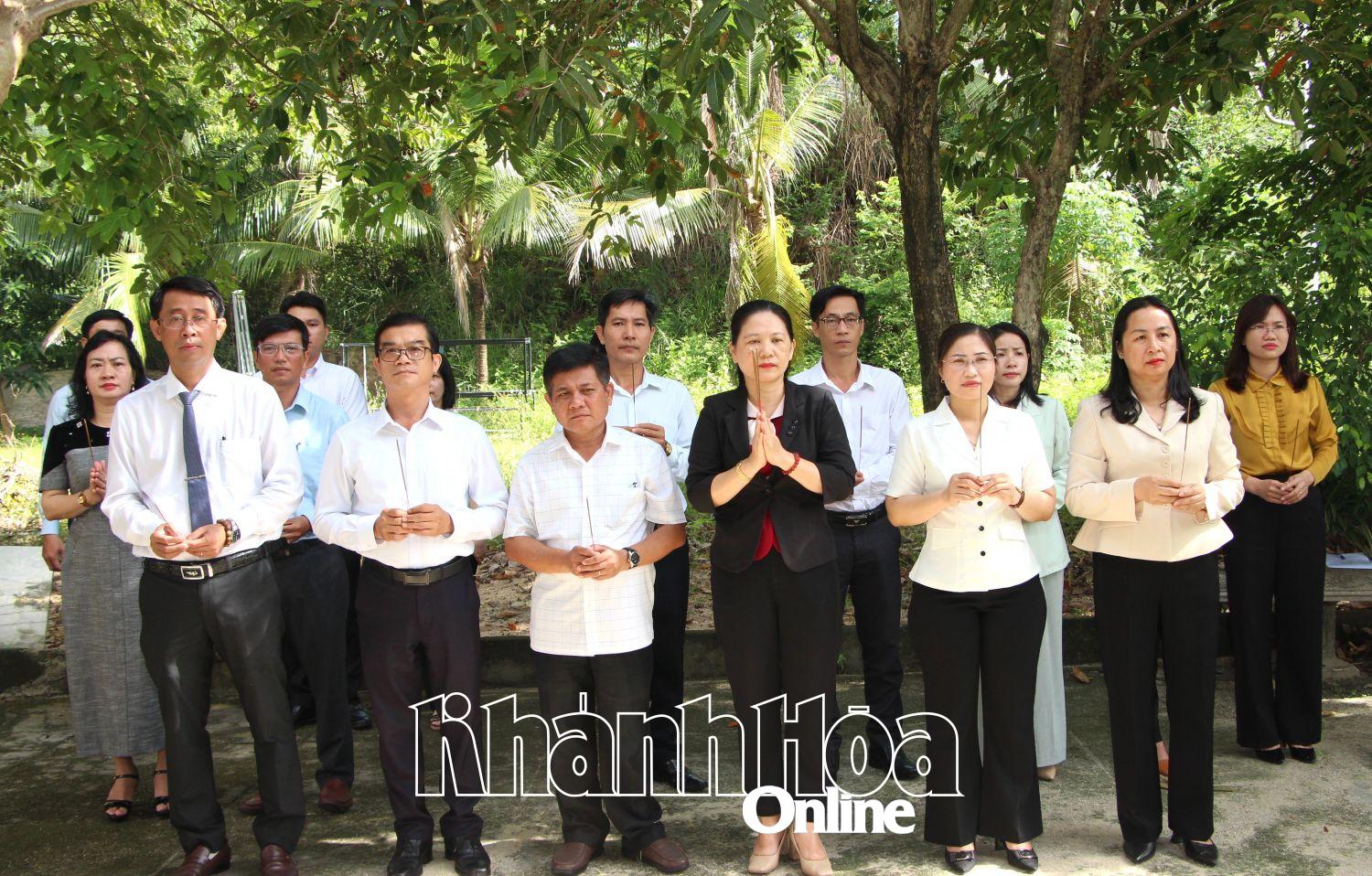 Các đại biểu tại lễ dâng hoa, dâng hương ở Khu căn cứ cách mạng Đồng Bò.