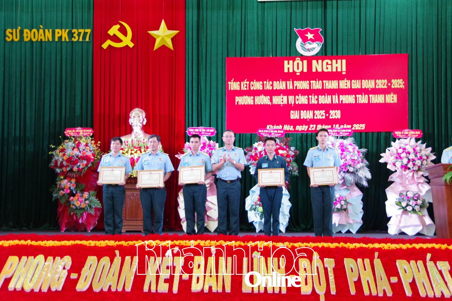 Đại tá Nguyễn Minh Đức trao thưởng cho các tập thể, cá nhân có thành tích xuất sắc. 