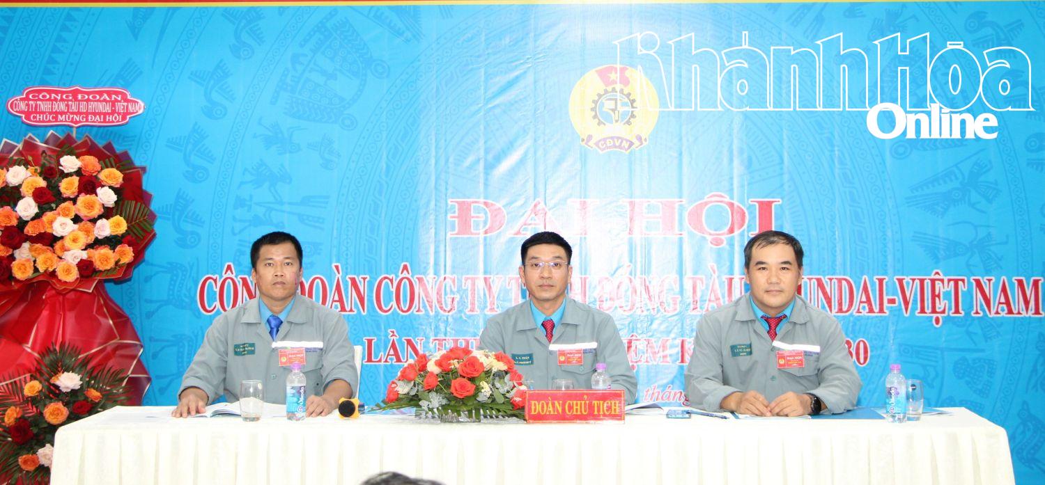 Đoàn chủ tịch điều hành đại hội.