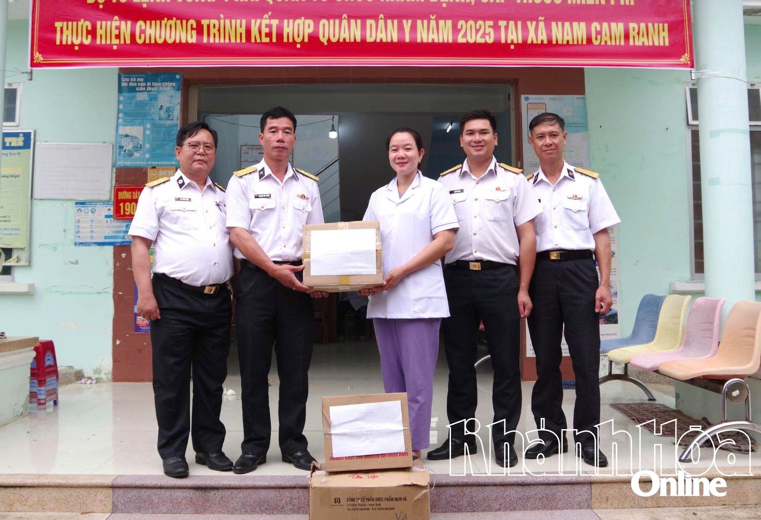 Ban Quân y tặng thuốc cho Trạm y tế xã Nam Cam Ranh