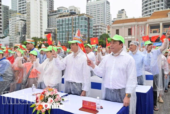 Hơn 4.000 khán giả điểm cầu Khánh Hòa đội mưa cổ vũ “nhà leo núi” Olympia Đoàn Thanh Tùng