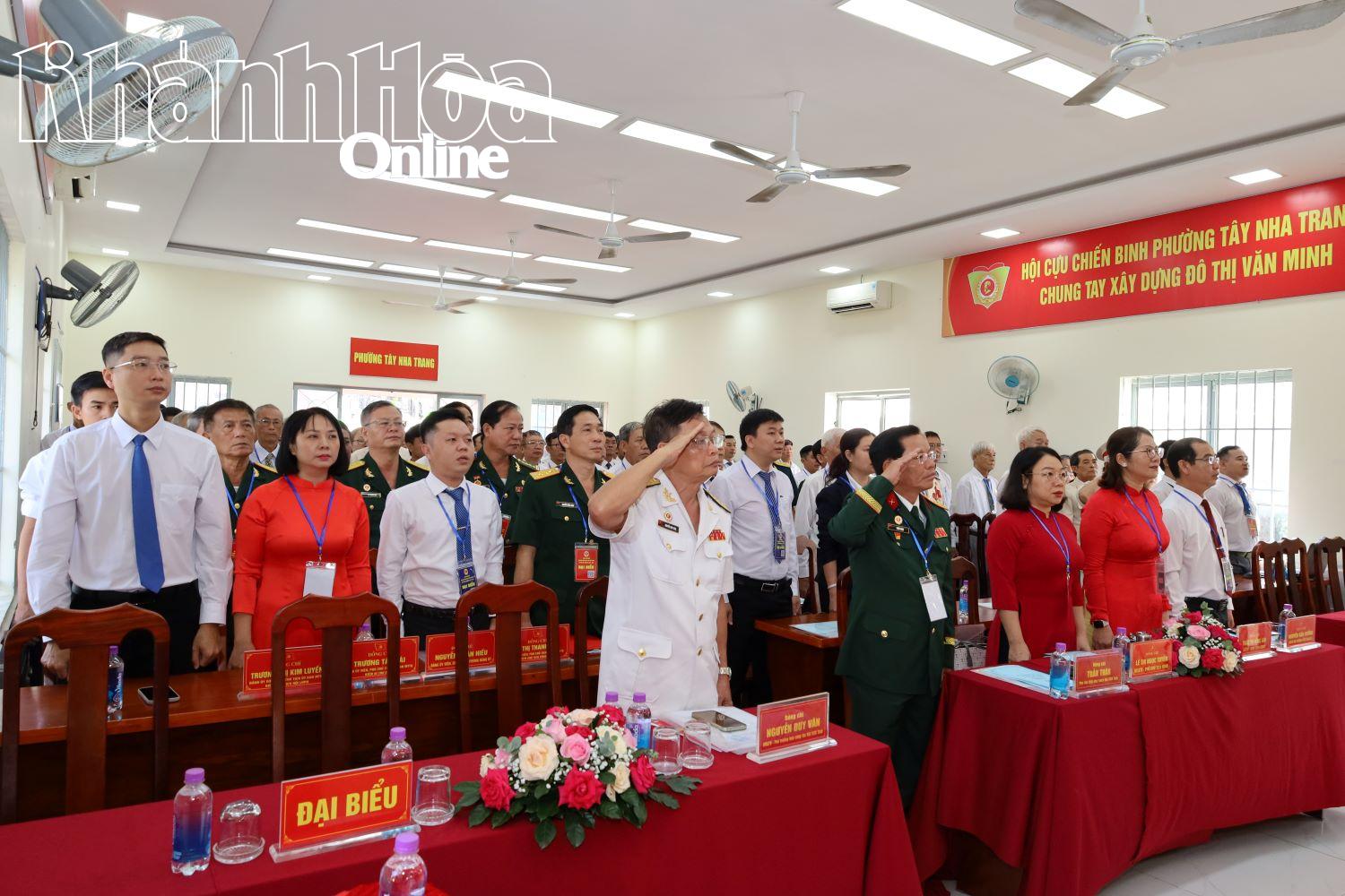 Các đại biểu thực hiện nghi lễ chào cờ.