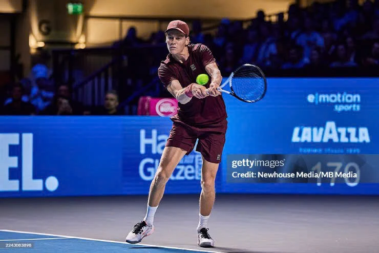 Sinner đánh bại Zverev để đăng quang sau 3 set