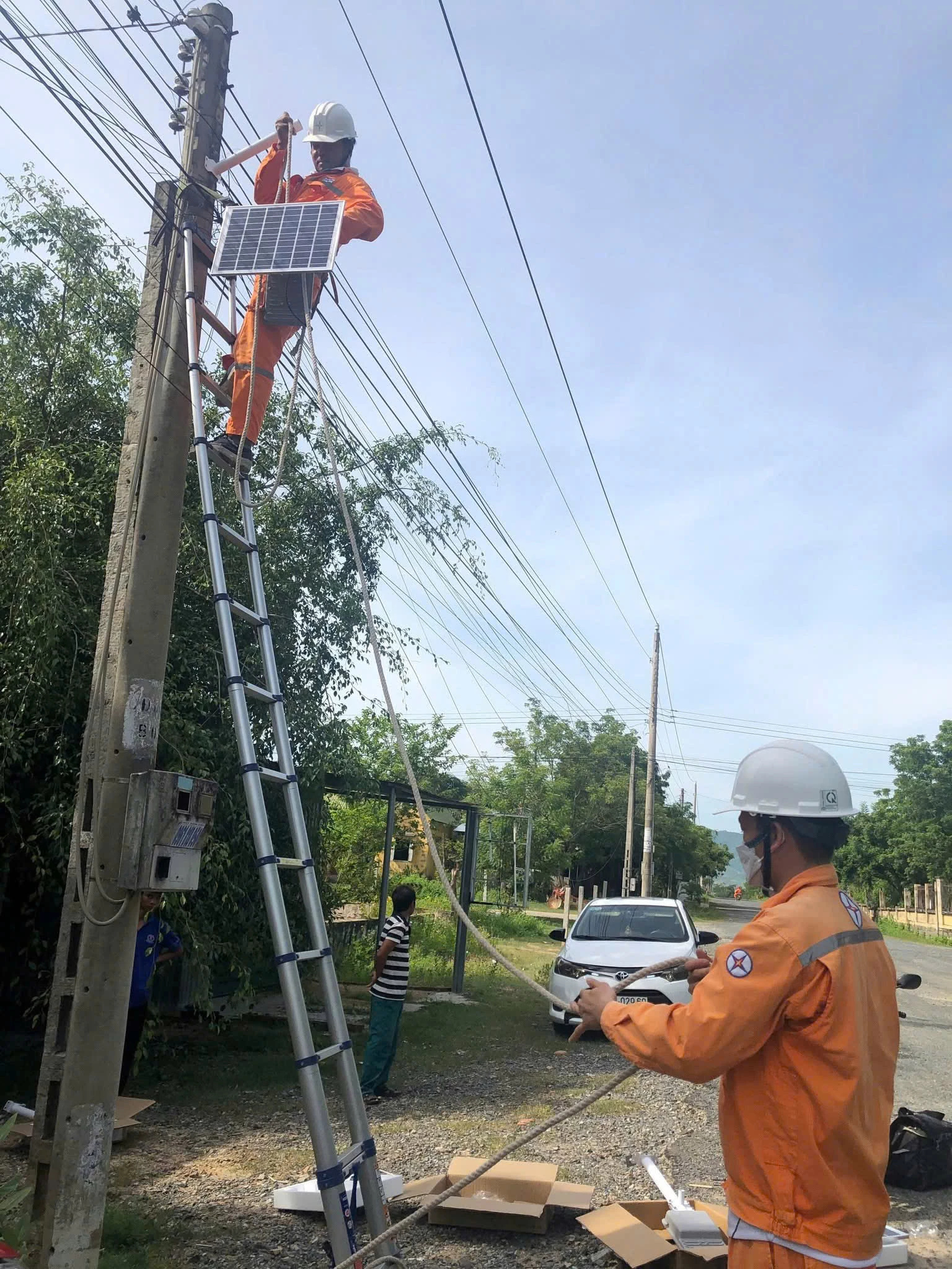 ĐVTN Công ty Điện lực Khánh Hòa lắp đèn năng lượng mặt trời trong các Chiến dịch Thanh niên tình nguyện.