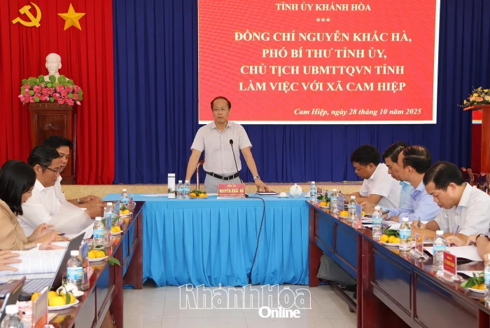 Phó Bí thư Tỉnh ủy, Chủ tịch Ủy ban MTTQ Việt Nam tỉnh Nguyễn Khắc Hà làm việc với Đảng ủy xã Cam Hiệp