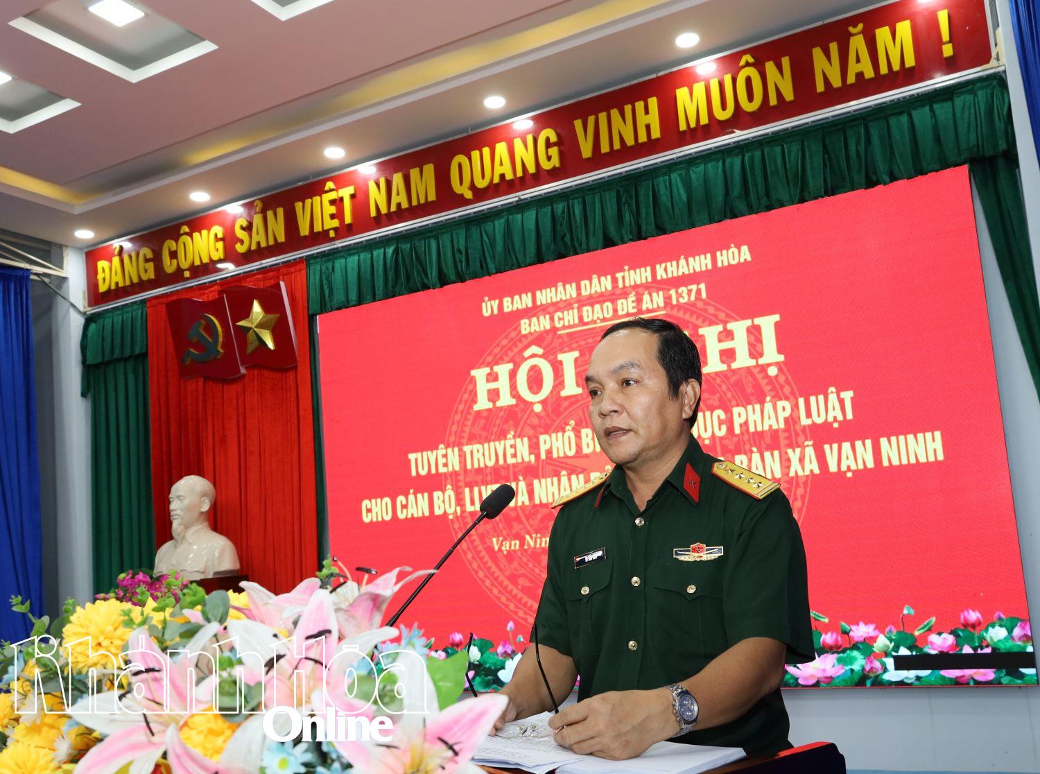 Đại tá Võ Văn Viên phát biểu khai mạc hội nghị tại xã Vạn Ninh.