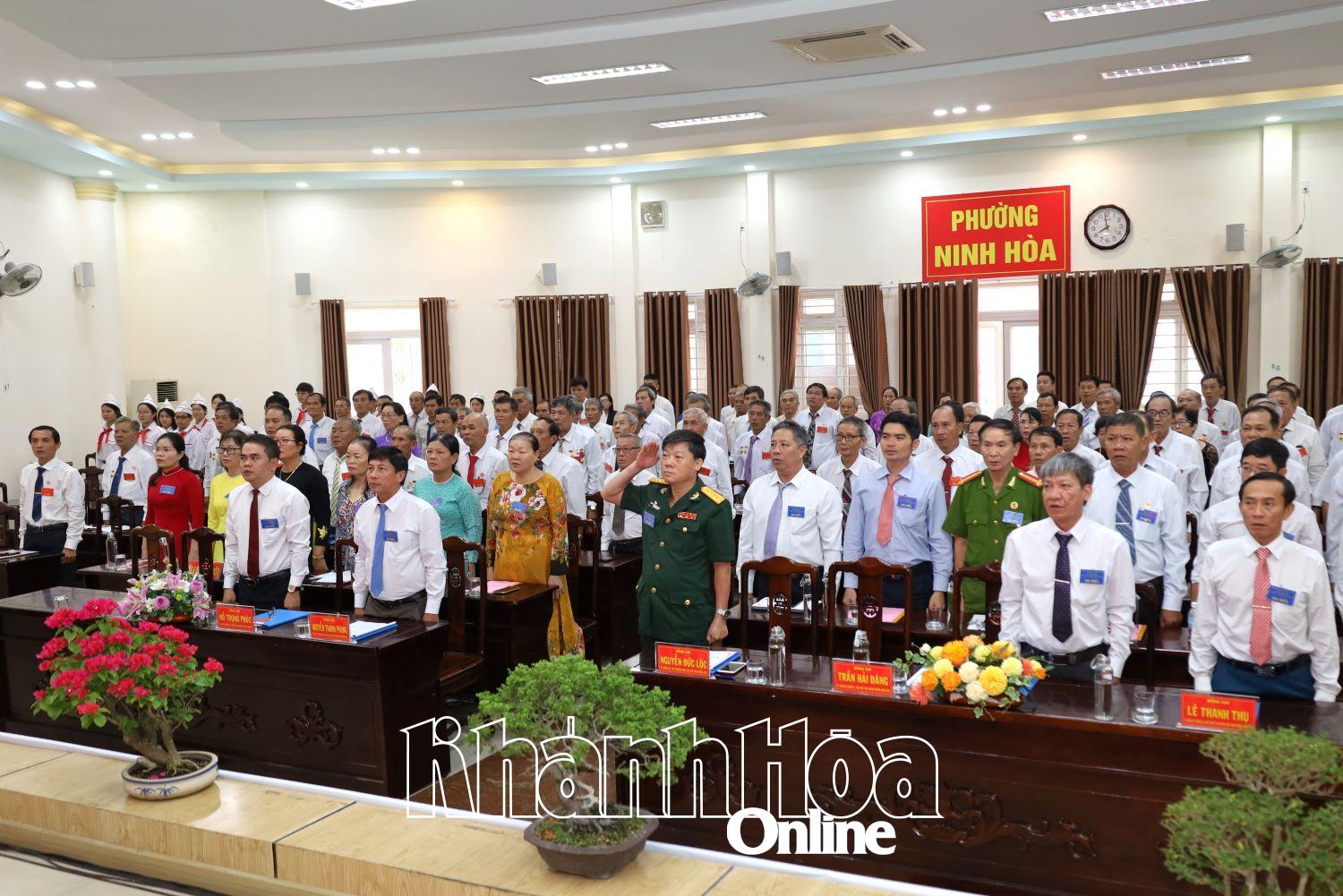 Các đại biểu thực hiện nghi lễ chào cờ.