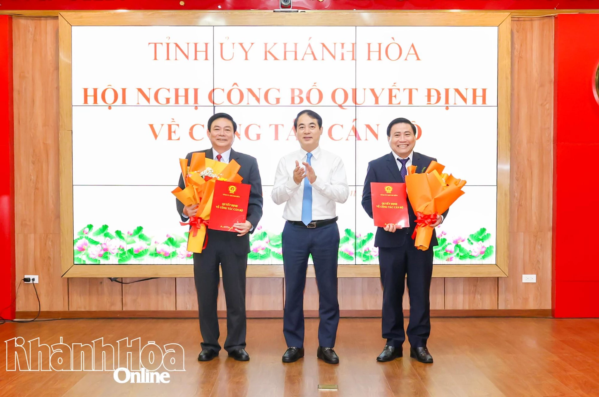 Bí thư Tỉnh ủy Nghiêm Xuân Thành trao các Nghị quyết của Ủy ban Thường vụ Quốc hội phê chuẩn kết quả bầu Chủ tịch HĐND tỉnh, Phó Chủ tịch HĐND tỉnh cho đồng chí Lâm Đông và đồng chí Lữ Thanh Hải.
