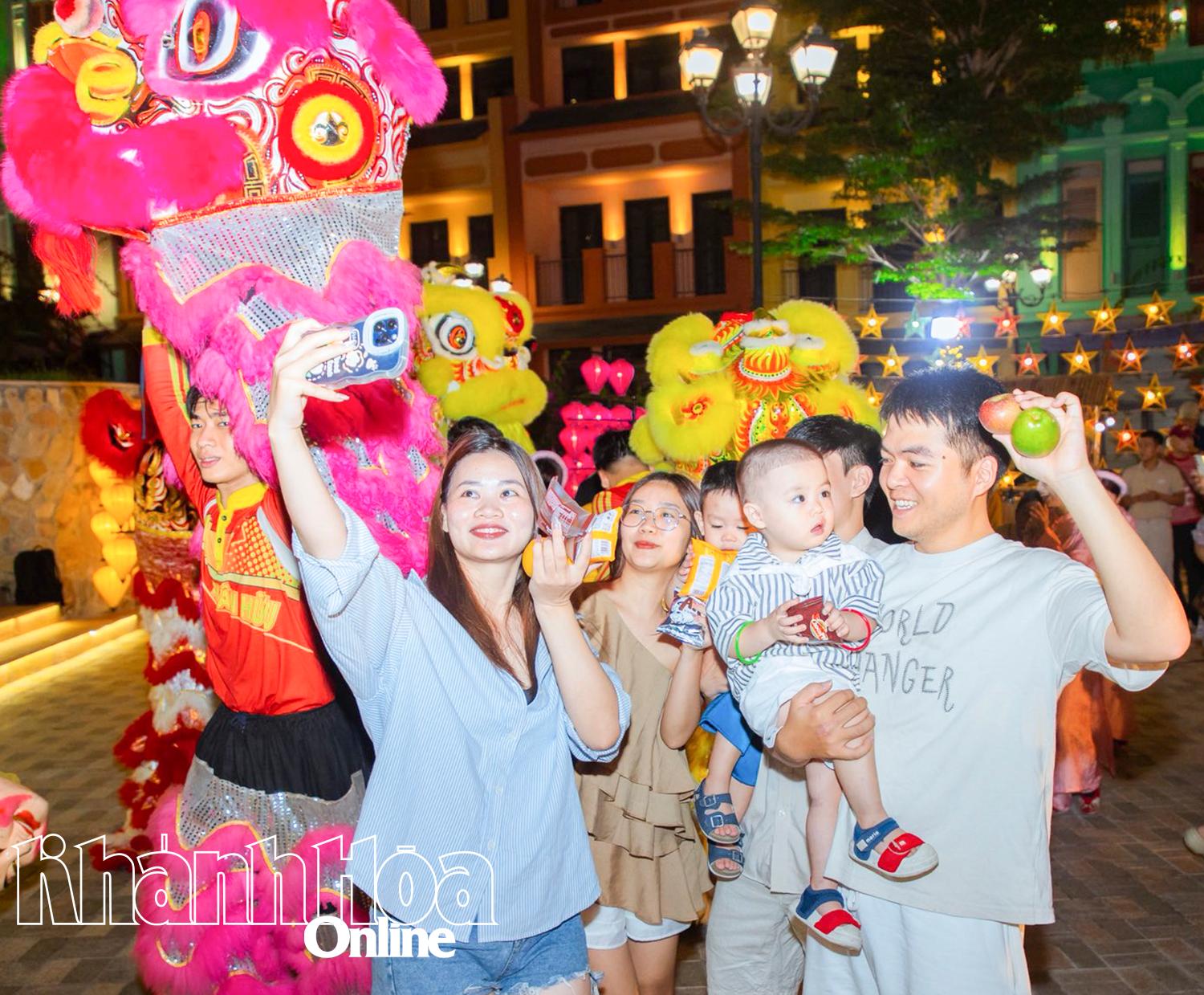 Du khách chụp ảnh selfie khi du lịch tại VinWonders Nha Trang.