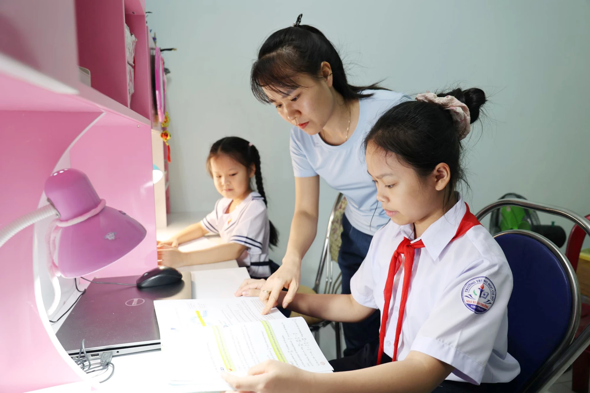 Chị Nguyễn Thị Hằng chỉ dạy 2 con học bài.