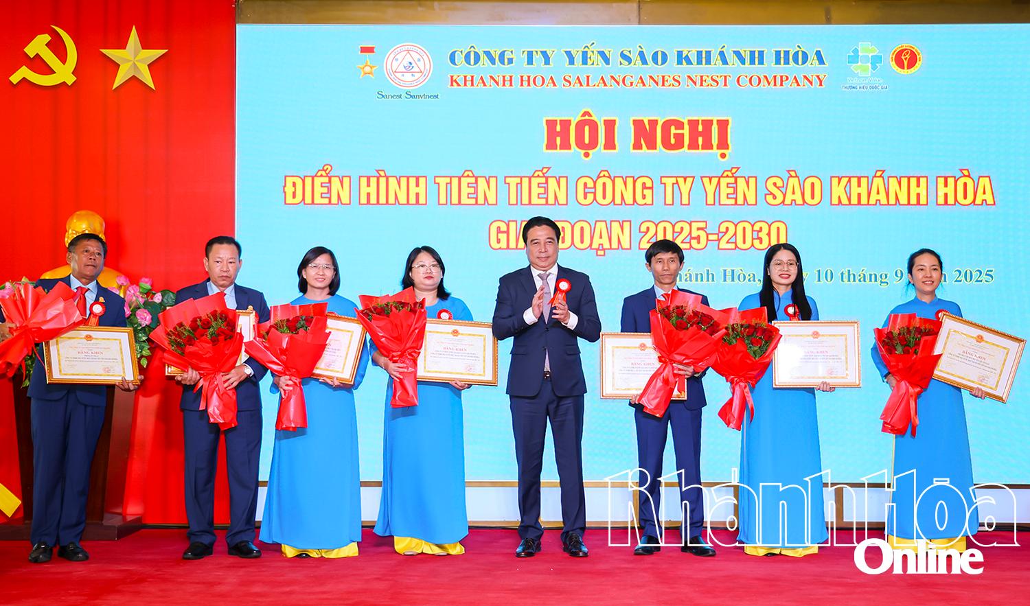 Lãnh đạo UBND tỉnh tặng Bằng khen cho các cá nhân có thành tích xuất sắc của Công ty Yến sào Khánh Hòa.