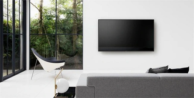 Ưu điểm của tivi treo tường là người dùng có thể điều chỉnh độ cao sao cho phù hợp với tầm nhìn của người xem tivi.
