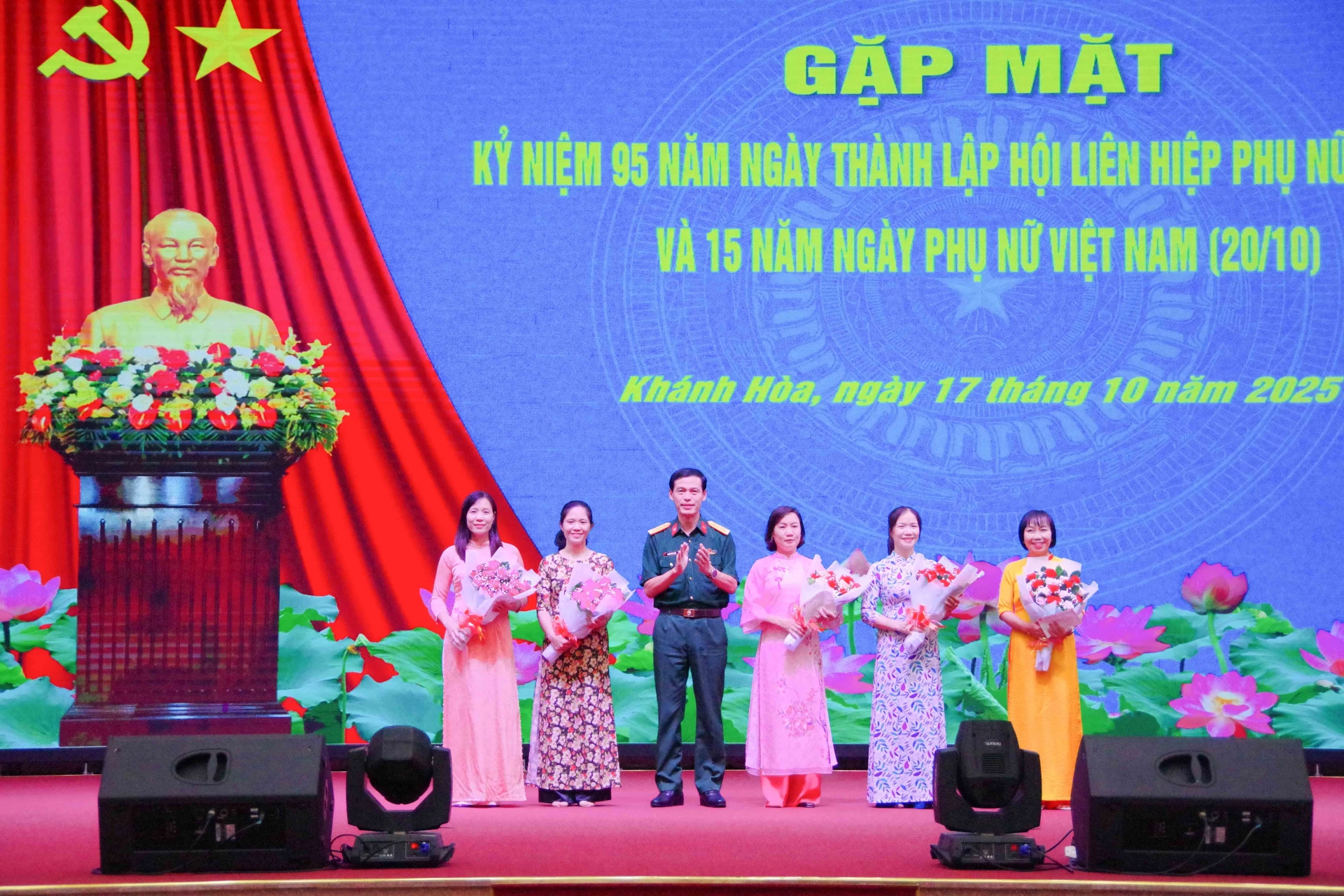 Thủ trưởng nhà trường tặng hoa chúc mừng đại diện hội viên phụ nữ.