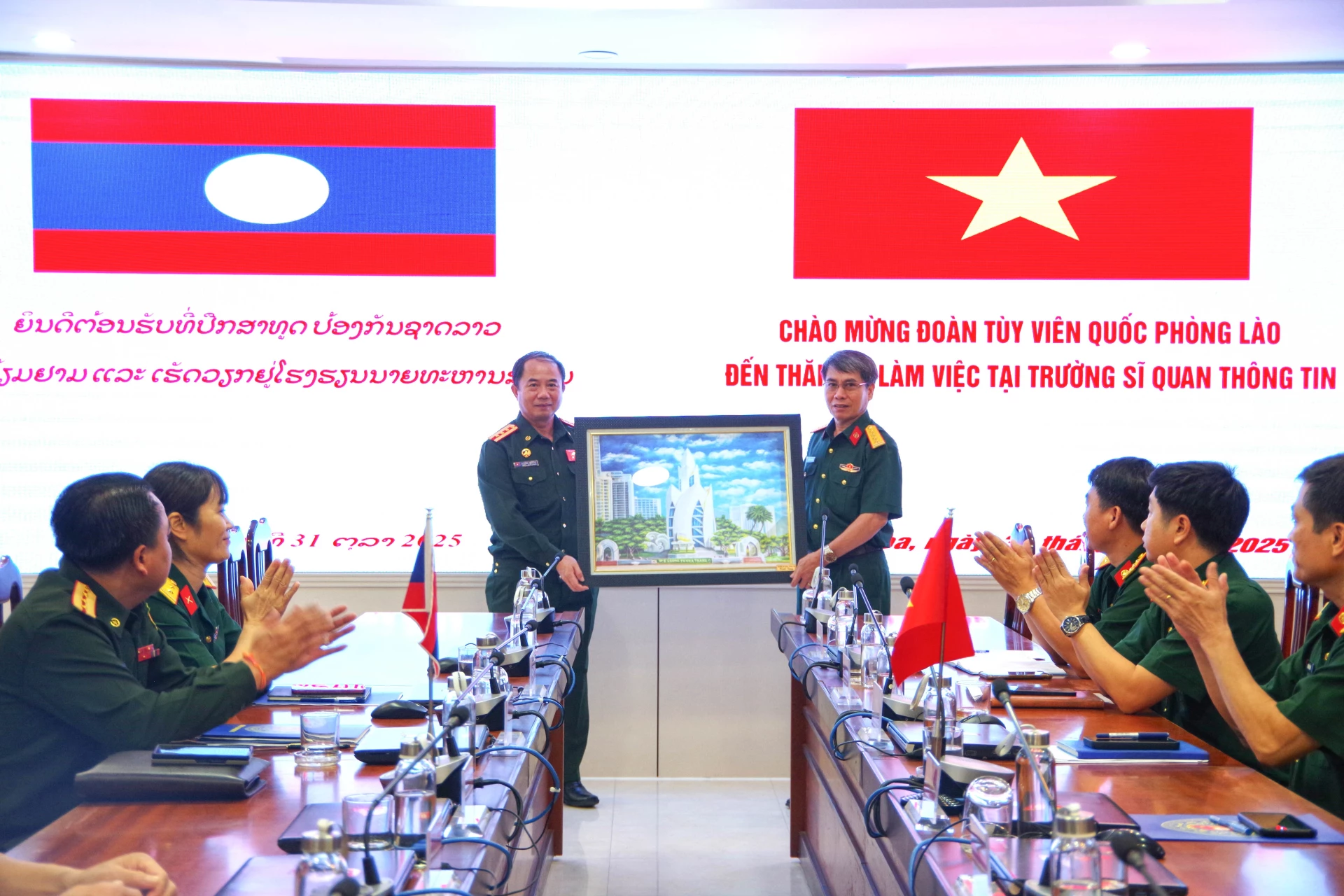 Nhà trường tặng quà lưu niệm đến đoàn công tác.