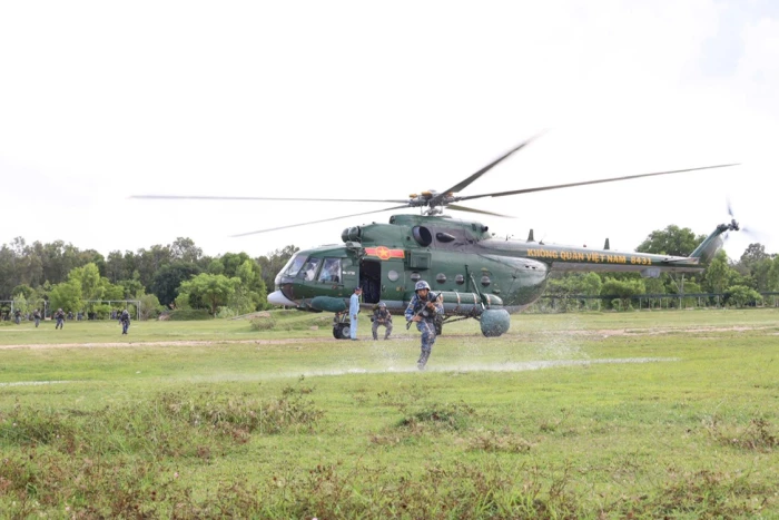 Lữ đoàn 101 huấn luyện hiệp đồng đổ bộ đường không