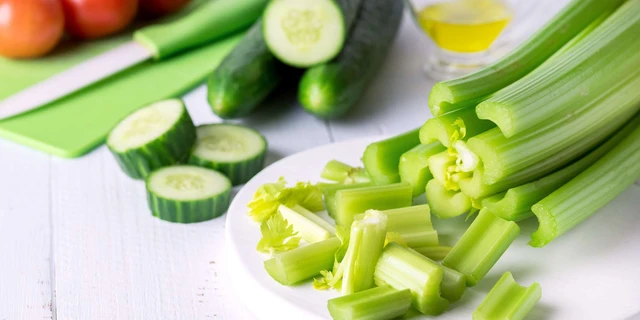 Cần tây và dưa chuột đều có tác dụng tốt với sức khỏe.