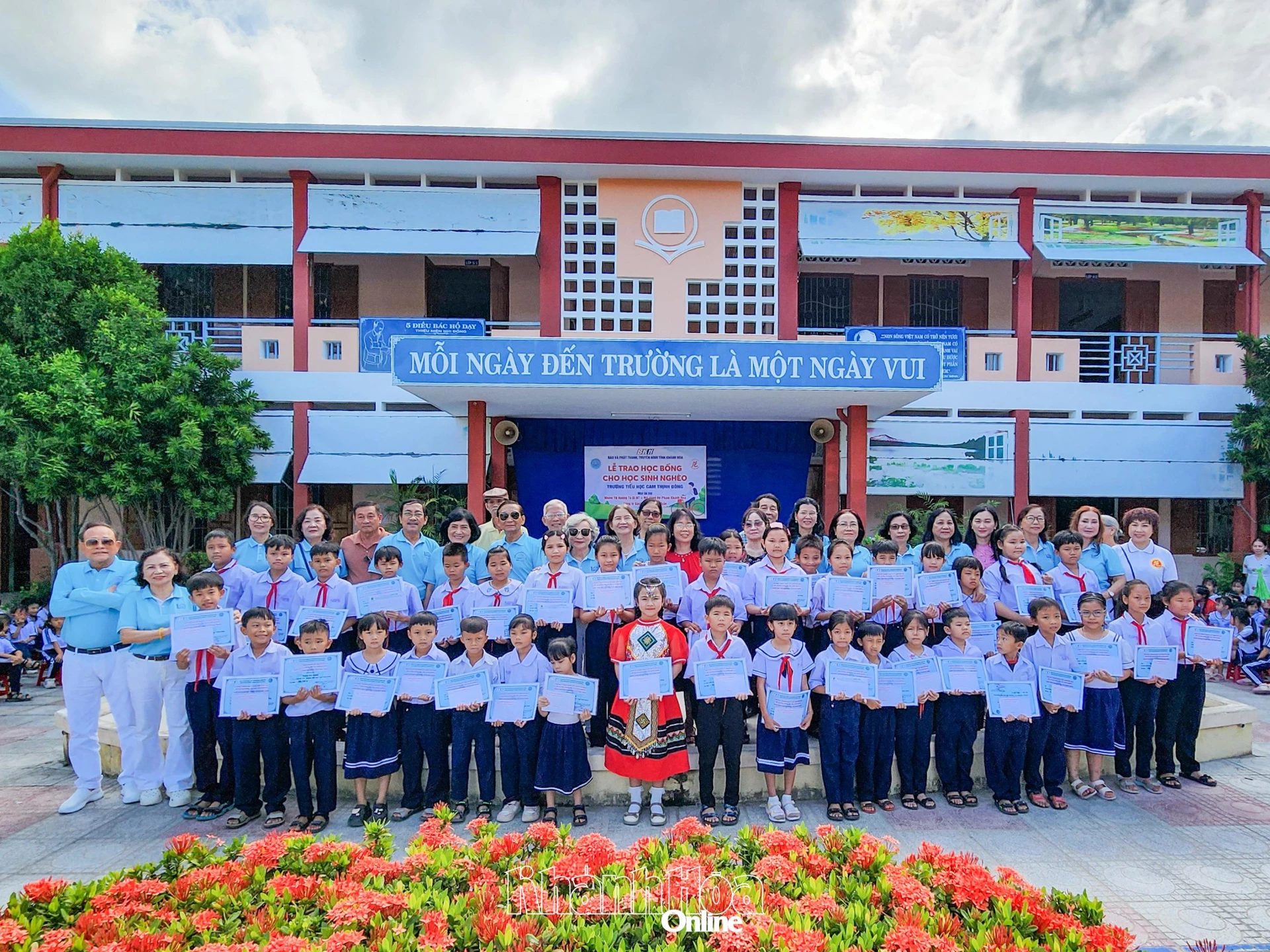 Các em học sinh có hoàn cảnh khó khăn của Trường Tiểu học Cam Thịnh Đông nhận học bổng của chương trình.